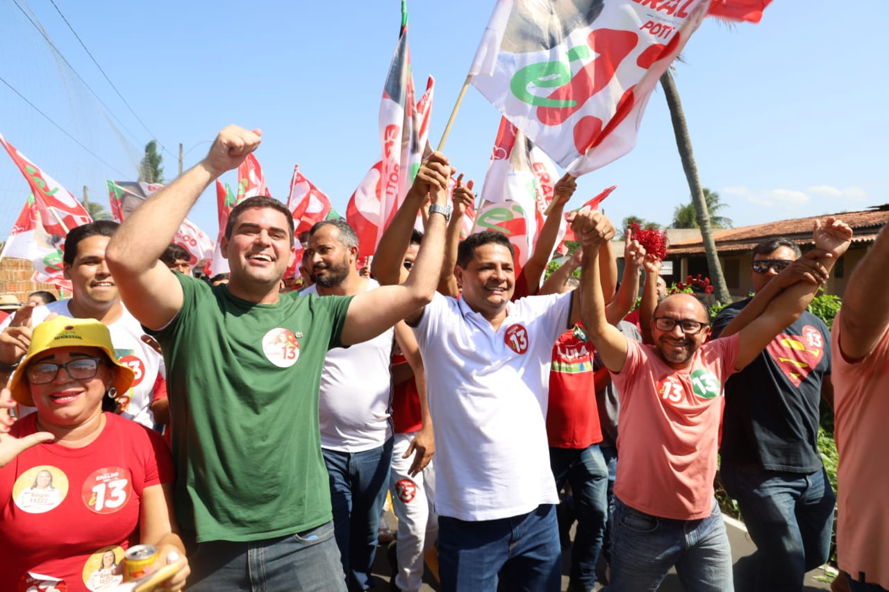 Abraço de Lula, multidão e caminhada improvisada marcam segundo dia de campanha de Eraldo Paiva em São Gonçalo